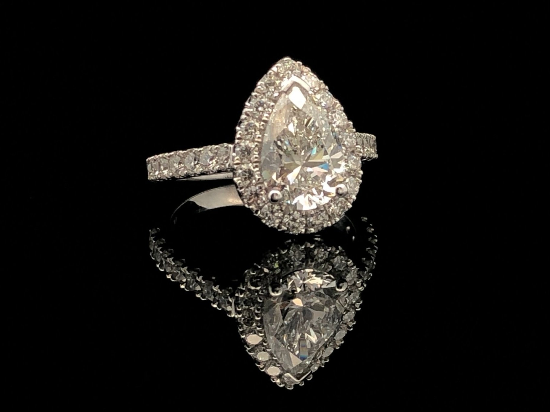 Corner view 18K White Gold Diamond Ring