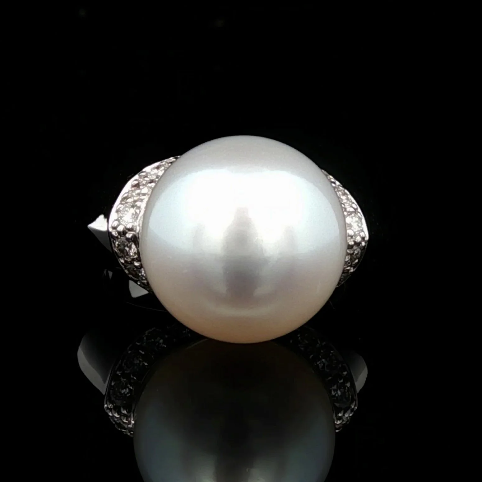 18K White Gold South Sea Pearl and Diamond Ring