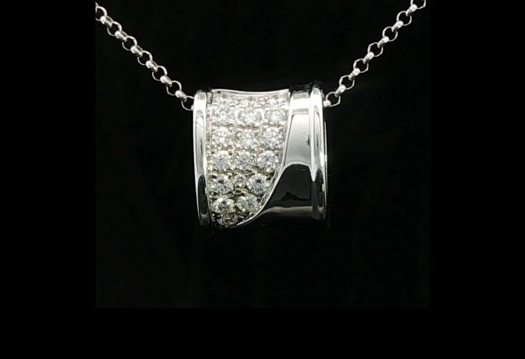 18K White Gold Diamond Pendant