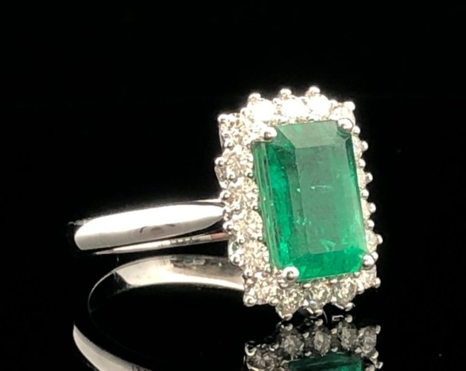 Corner view 18K White Gold Zambia Emerald Ring
