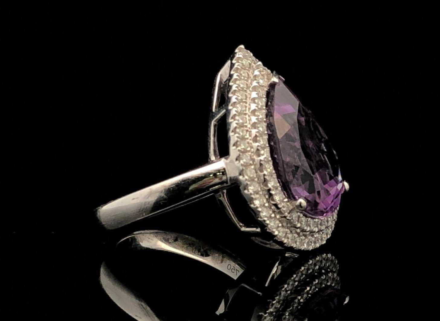 Side-on view 18K White Gold Amethyst Ring