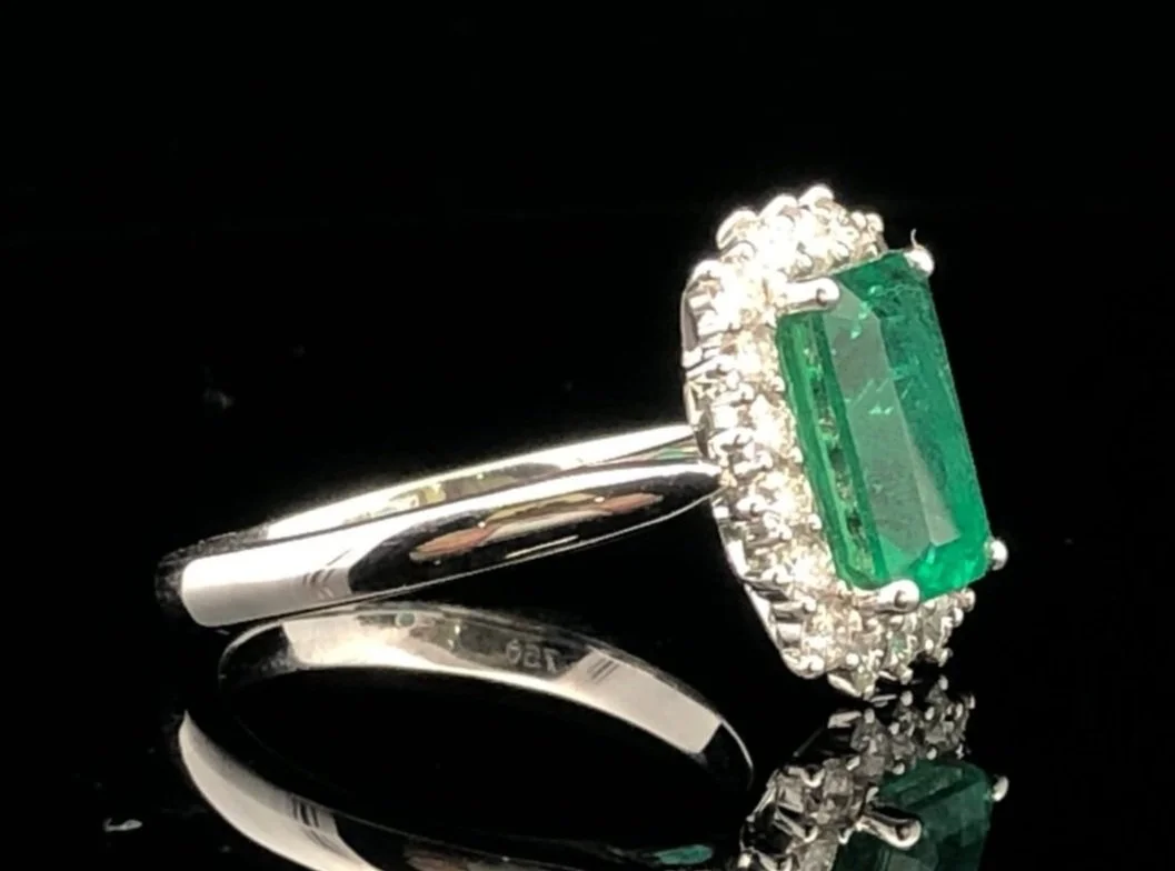 Side-on view 18K White Gold Zambia Emerald Ring