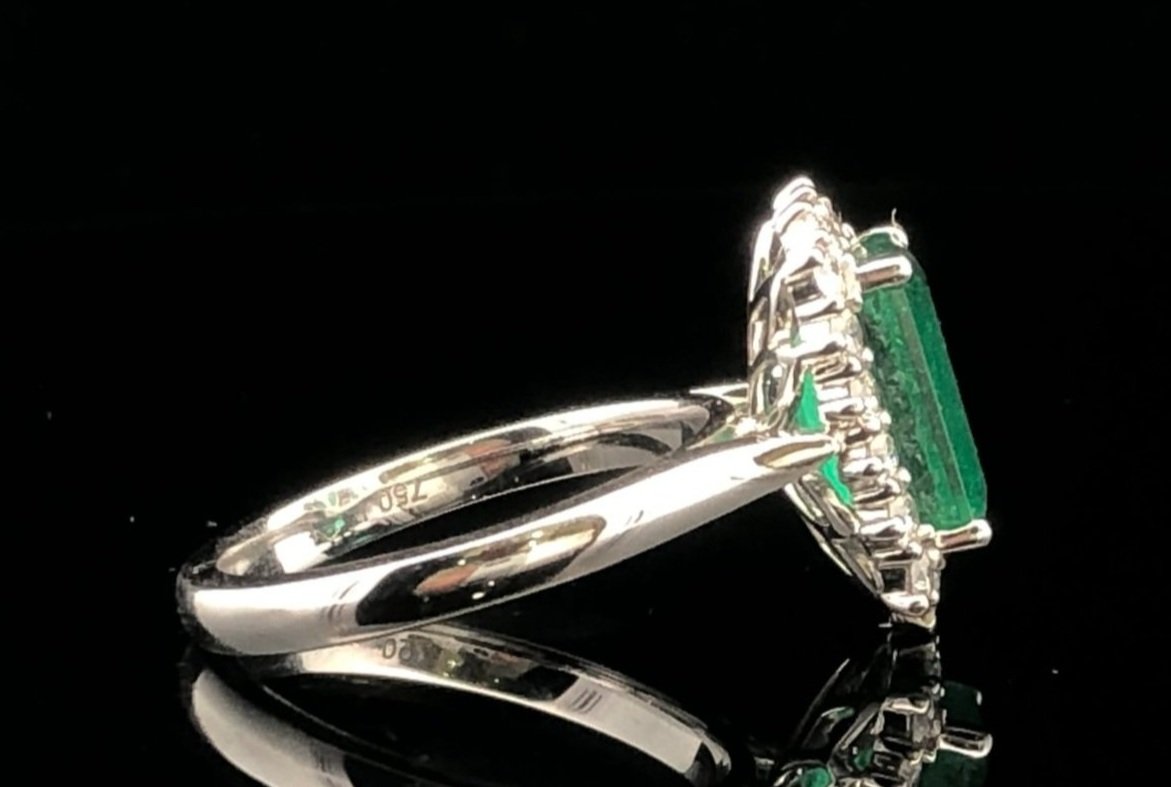 Side view 18K White Gold Zambia Emerald Ring