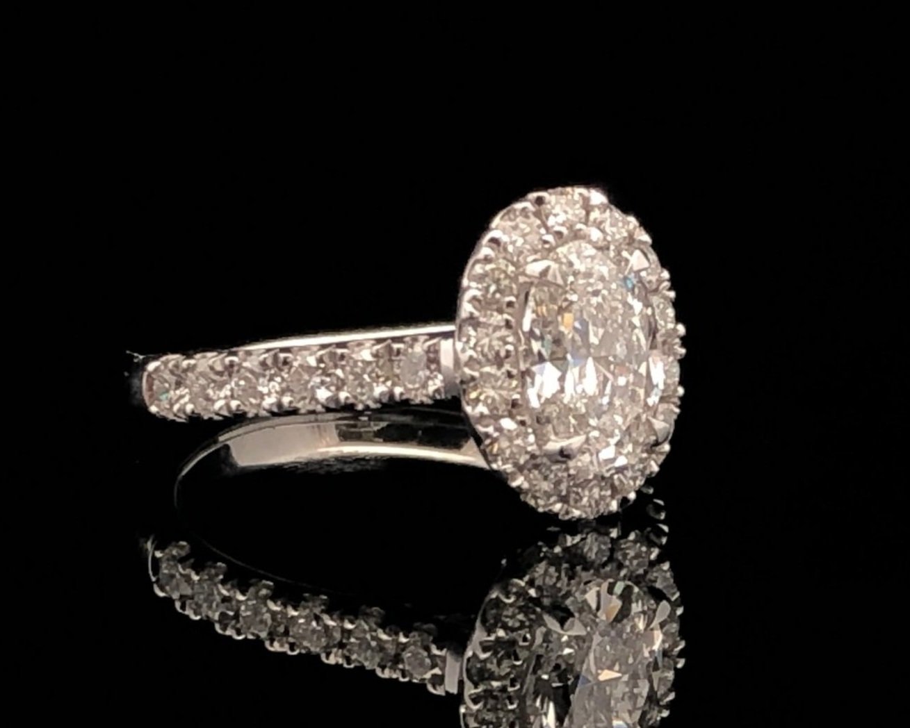 Side-on view 18K White Gold Diamond Ring