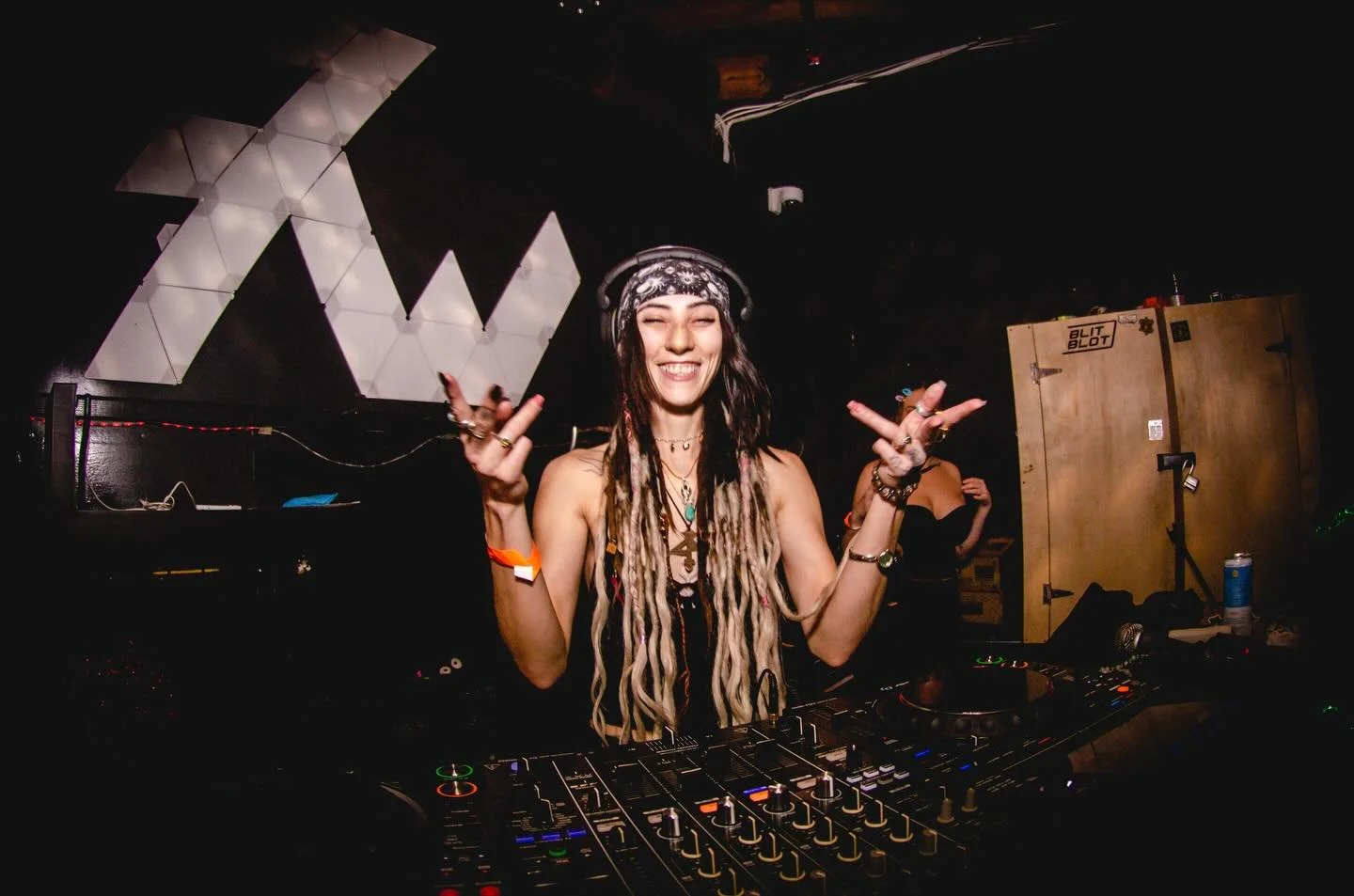 OAKLAND what a treat that was. Huge thank you to @soundsofthesoil and @7thwestoakland and everyone who showed up to make it happen. The baddies @trippy.hippy69 @prettyynastyyy @sheisfiendi absolutely crushed that 🔥🔥🔥 thank you to everyone supporti