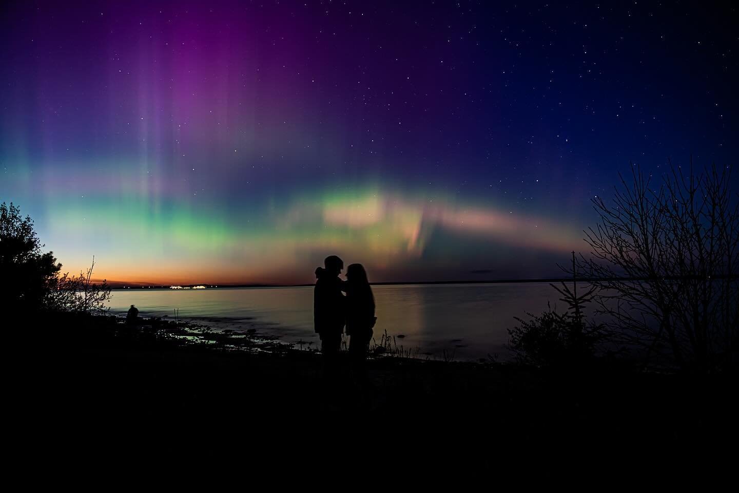 What a weekend it was last weekend for the northern lights 🤩 while I haven&rsquo;t touched much of most photos, we did snag these on our way home from dinner Saturday night with my son and his girlfriend 💙💜💚

#trilliumandpine #mackinawcity #north