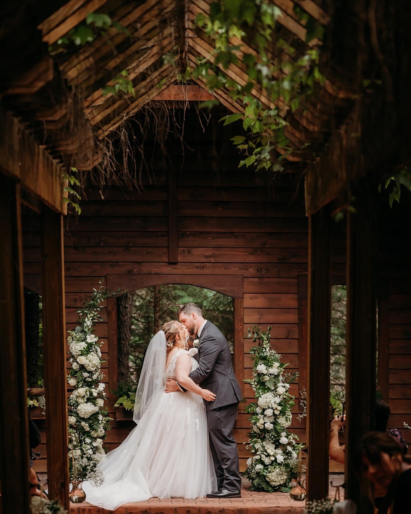 Wedding season is in full swing and I&rsquo;m so lucky to get the SWEETEST couples ever. These two and their babe are so cute and full of love!
📍@bluebridgeevents