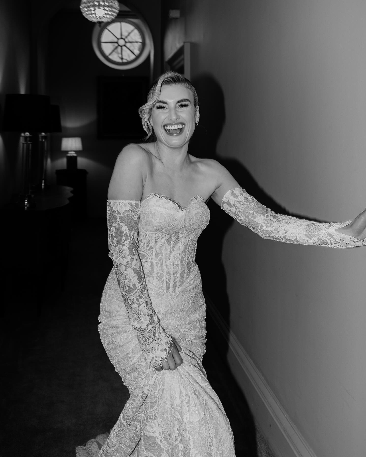 When the party starts 🍸
@makeupbyvivblackledge
@contentbymeg
@elizabethkatebridal
@jemmakingphotography
@risehall
@vert_and_vase
@emiliakate__
@hughricejewellers
@lovedupnorth
@madewithlovebridal
#editorialwedding #voguewedding #2025wedd