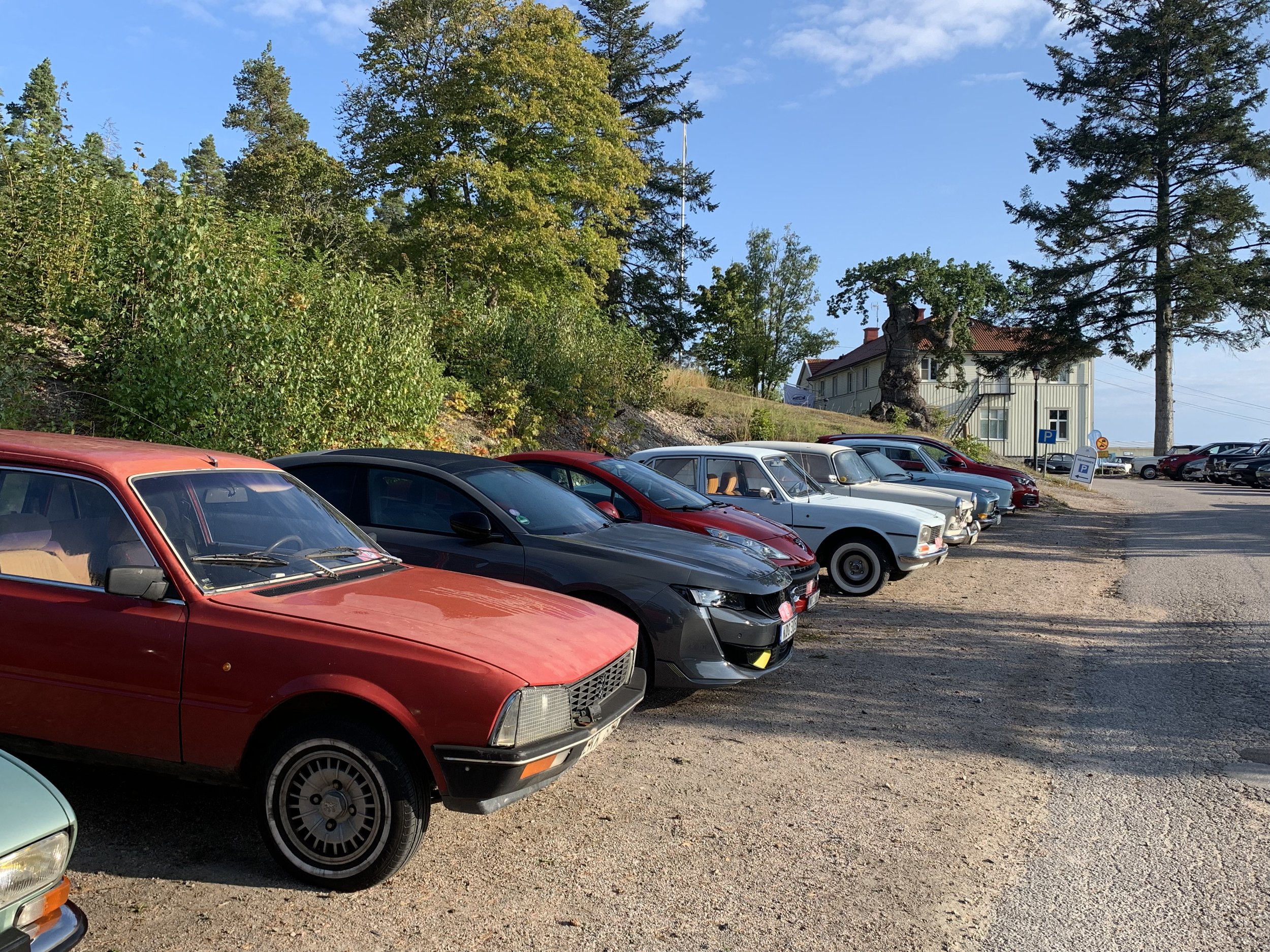 Parkeringen vid hotellet