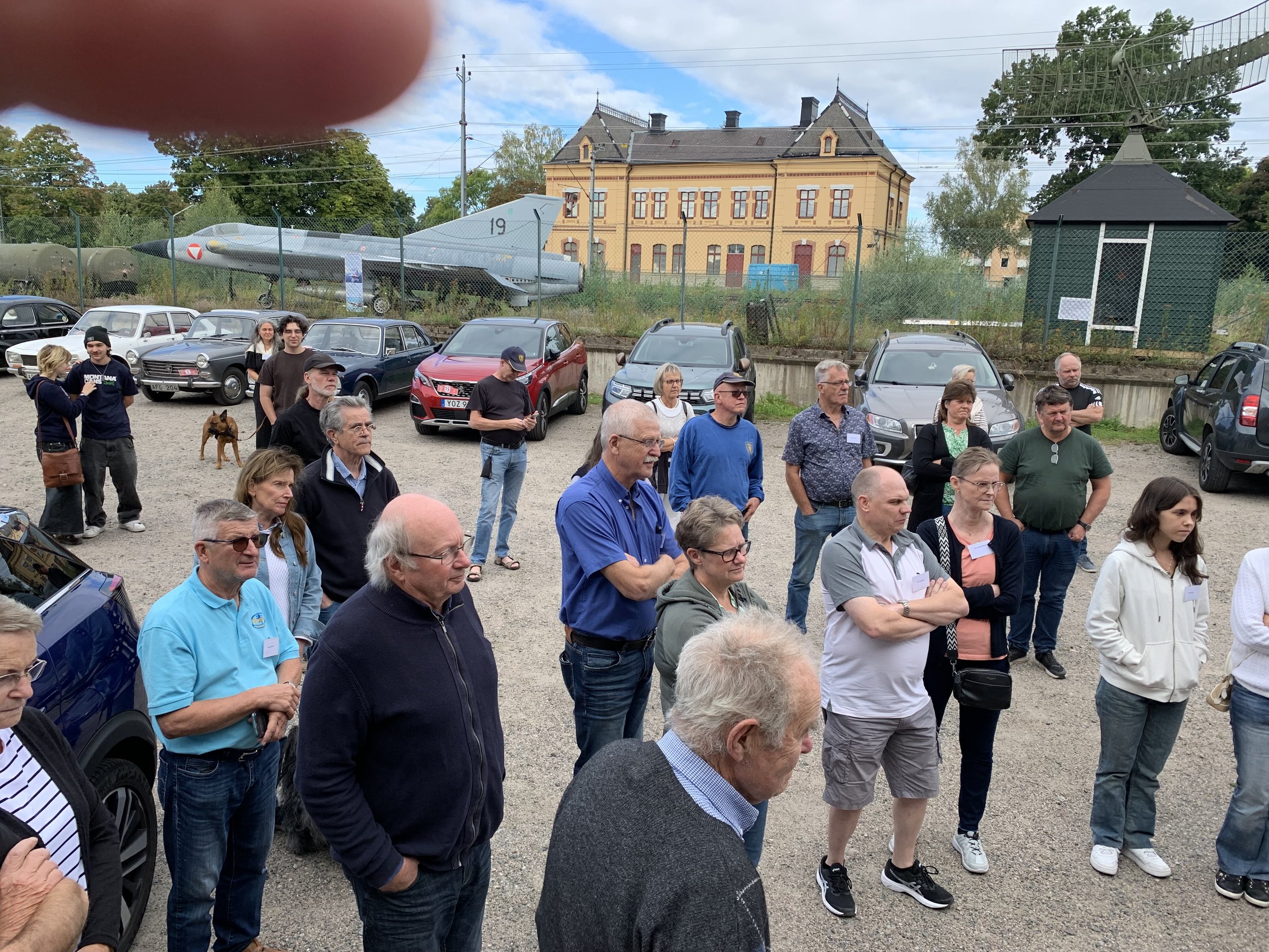 Deltagarna väntar på att bli insläppta till Arboga Robotmuseum