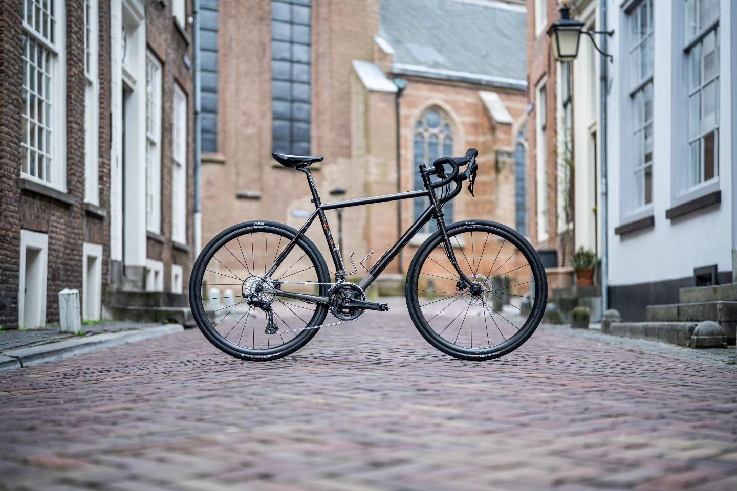 This Stavanger has got us daydreaming and stargazing 🤩
I get stoked when we get to build a bike I've been eyeballing for a while and this bike really exceeded my expectations.

Made in EU, this 4130 adventure bike is ready for whatever you're going 