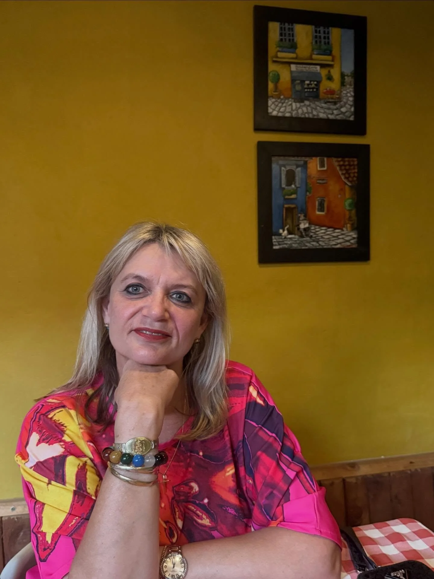 Checked in to Oudtshoorn, artworks curated for Friends &amp; I and REIS, and ready for @kknkfees 2026 to begin. 

Sien jou by die CP Nel Museum, kom REIS saam met ons&hellip;
✨

#reis #visualartsexhibition #kknk #womenartists #oudthoorntourism