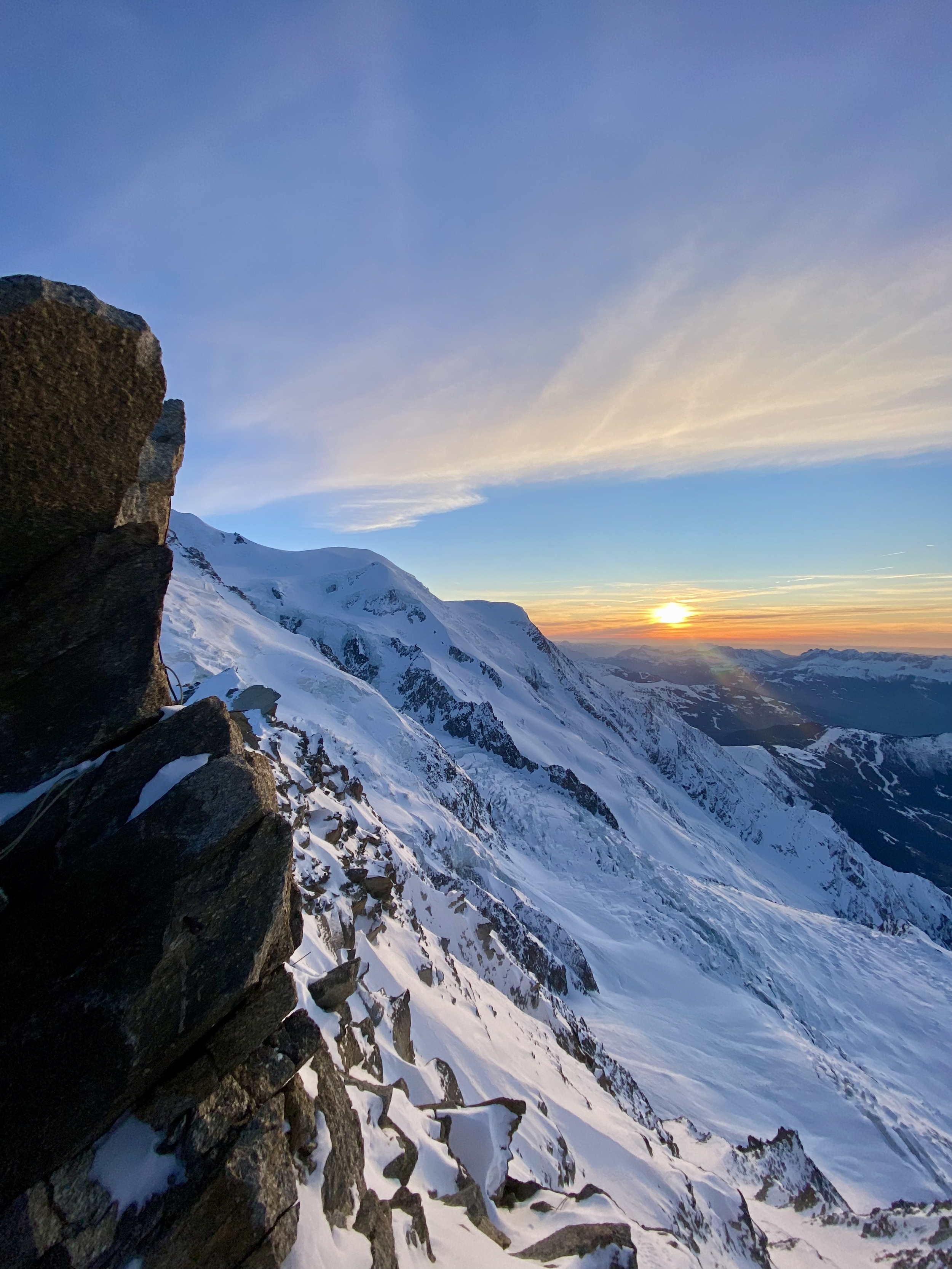 A spectacular high-altitude filming location featuring a dramatic snow-covered ridge illuminated by a golden sunrise. Ideal for cinematic productions, adventure documentaries, luxury outdoor campaigns and any project requiring an awe-inspiring alpine