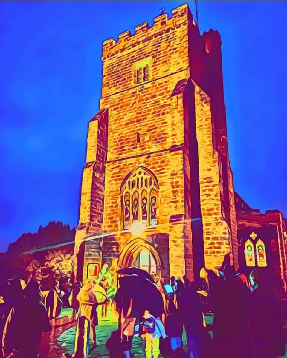 CAROLS IN THE CHURCHYARD 
5pm this evening 

Festive carols in the moonlight followed by the most spectacular hot chocolate, mulled wine, mince pies and treats. 

Everyone is welcome!