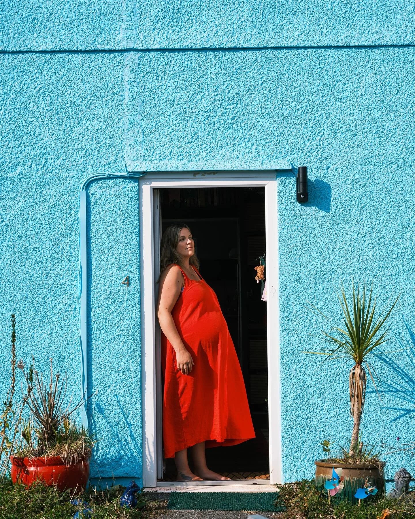 Late summer.. late pregnancy.. golden light, long shadows.. waiting, holding, honouring.. preparing to say goodbye to what was and a warm and cosy welcome to what is coming 🌅 Forever grateful to this little family for letting me come and document th