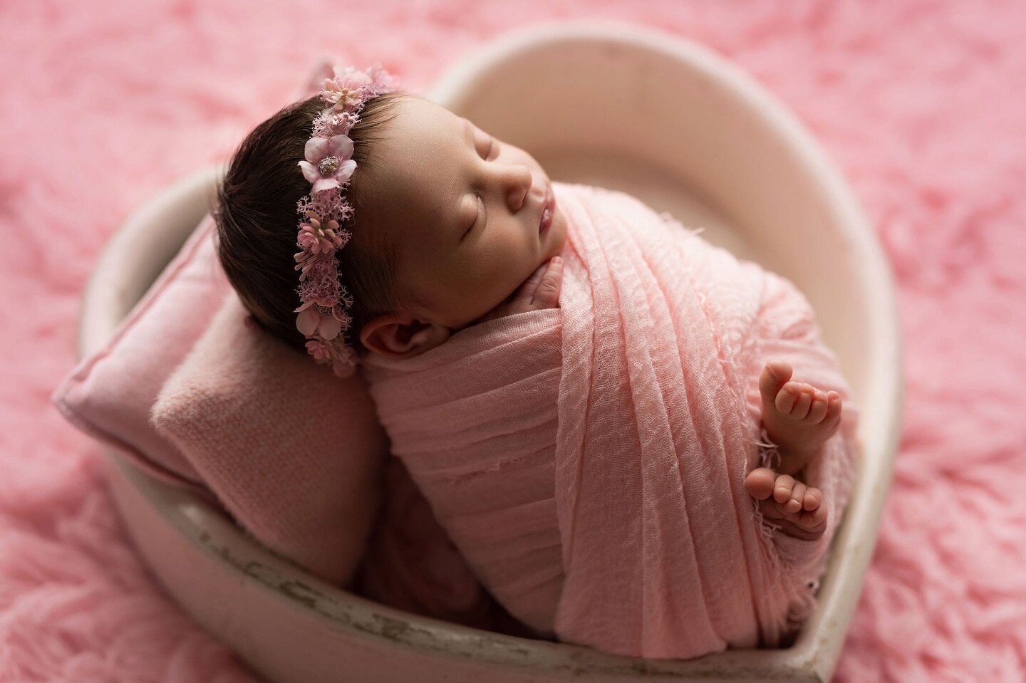 All pink, all girly, all love.
#heartprop #wrappedbaby #newbornphotographer #l&euml;tzebuerg