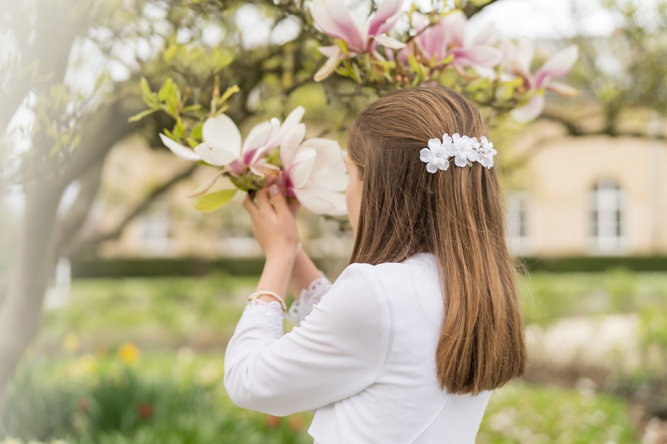 Now is the perfect time to book your outdoor sessions for Communions, finally the sun is starting to visit us and there are still some blooming trees to make the sessions even more special and ethereal.
#luxembourgfamilyphotographer #holycommunion #p