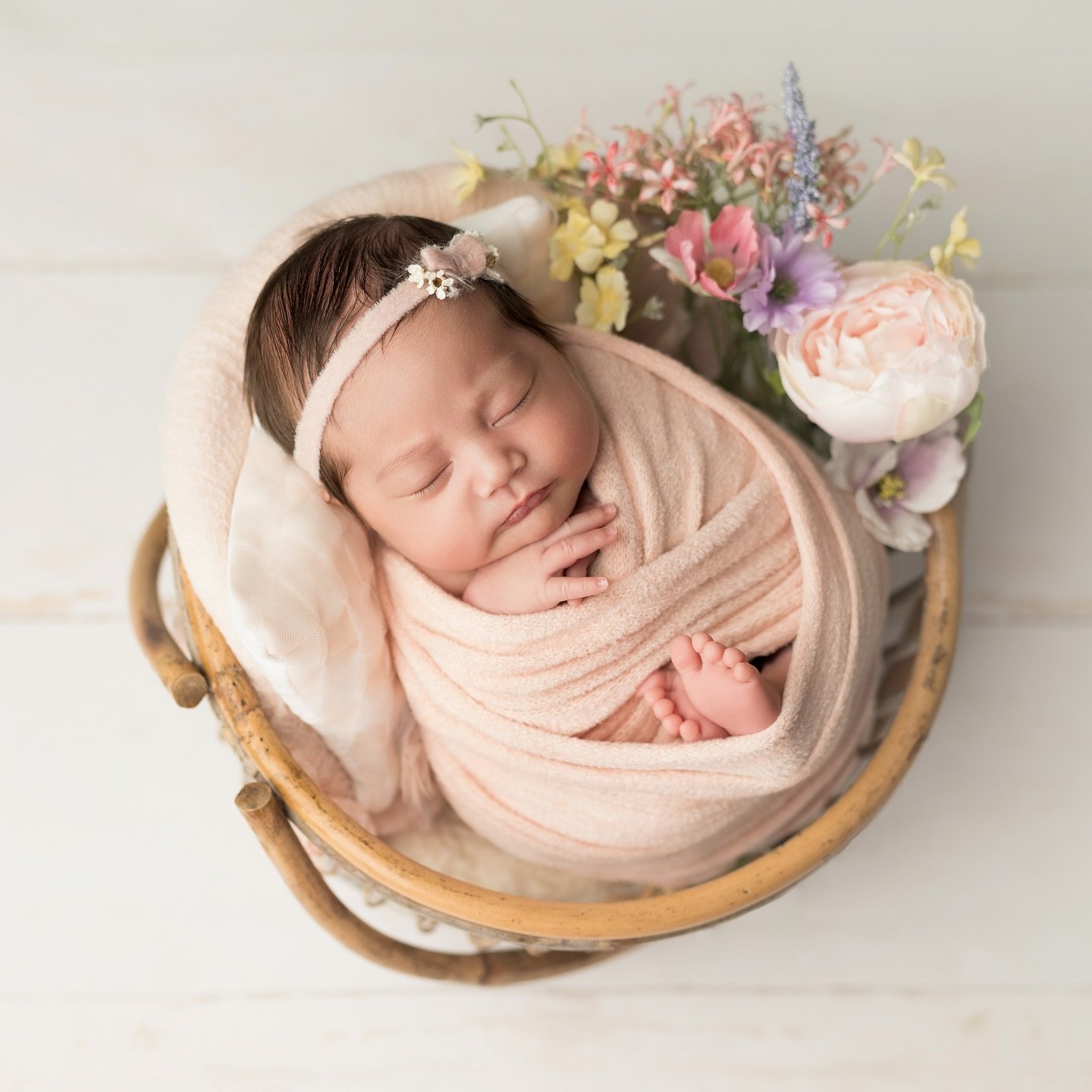 Flowers, pastel soft tones, peaceful babies, light everywhere. I&rsquo;d say that&rsquo;s my favorite mix for my style of newborn photography.
#newbornphotographerluxembourg #nouveaun&eacute;photographie #luxembourgmoms #wrappedbabygirl