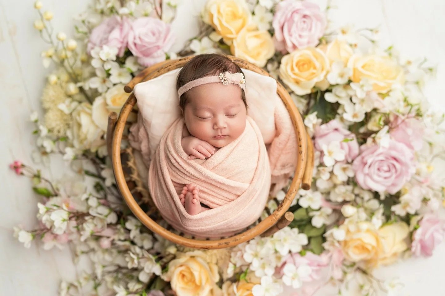 This sweet girl looked so pretty among all the flowers!! 

#luxembourg #newbornphotography #wrappednewbornsession