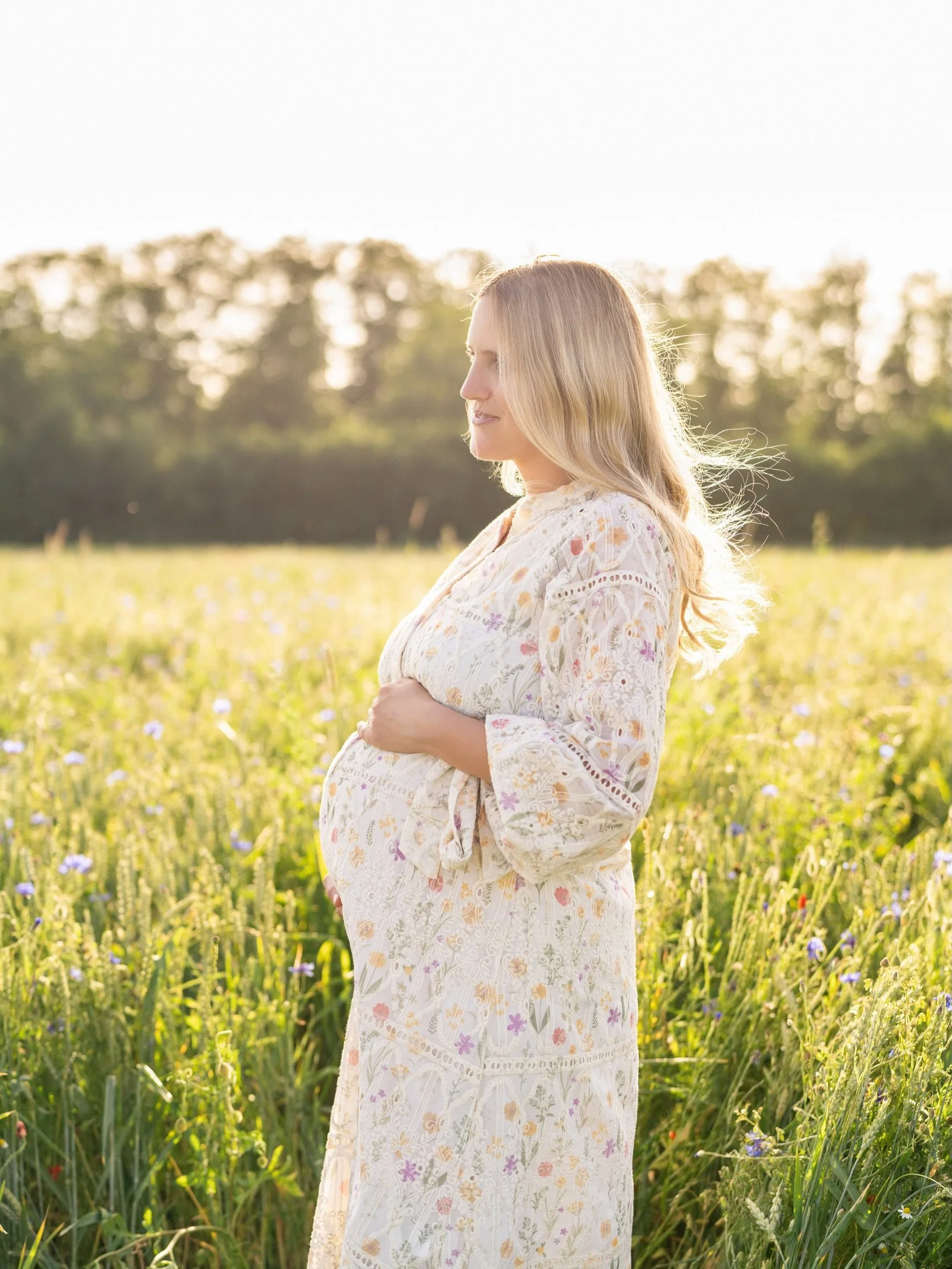 ✨ Summer Outdoor Maternity Sessions in Luxembourg 🌾

There is something truly magical about summer evenings in Luxembourg. The golden light, blooming fields, and peaceful landscapes create the perfect setting to celebrate one of life&rsquo;s most be