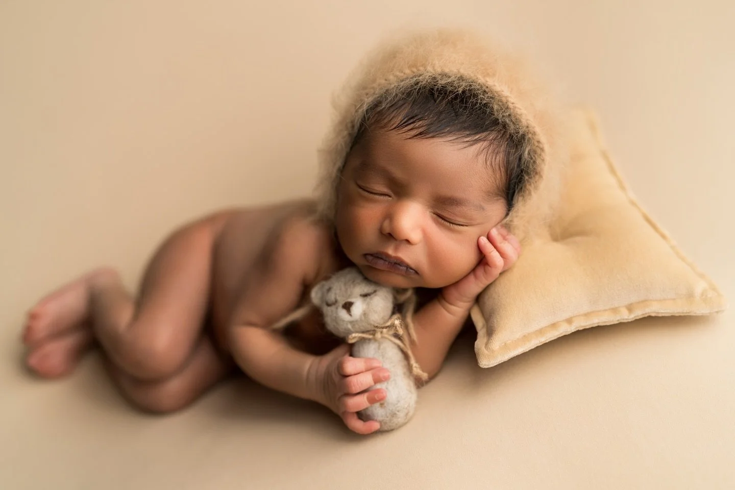 A love so delicate, yet incredibly strong 🤍
The beginning of a new journey, where parents and baby grow together, bound by a connection that only deepens with time.