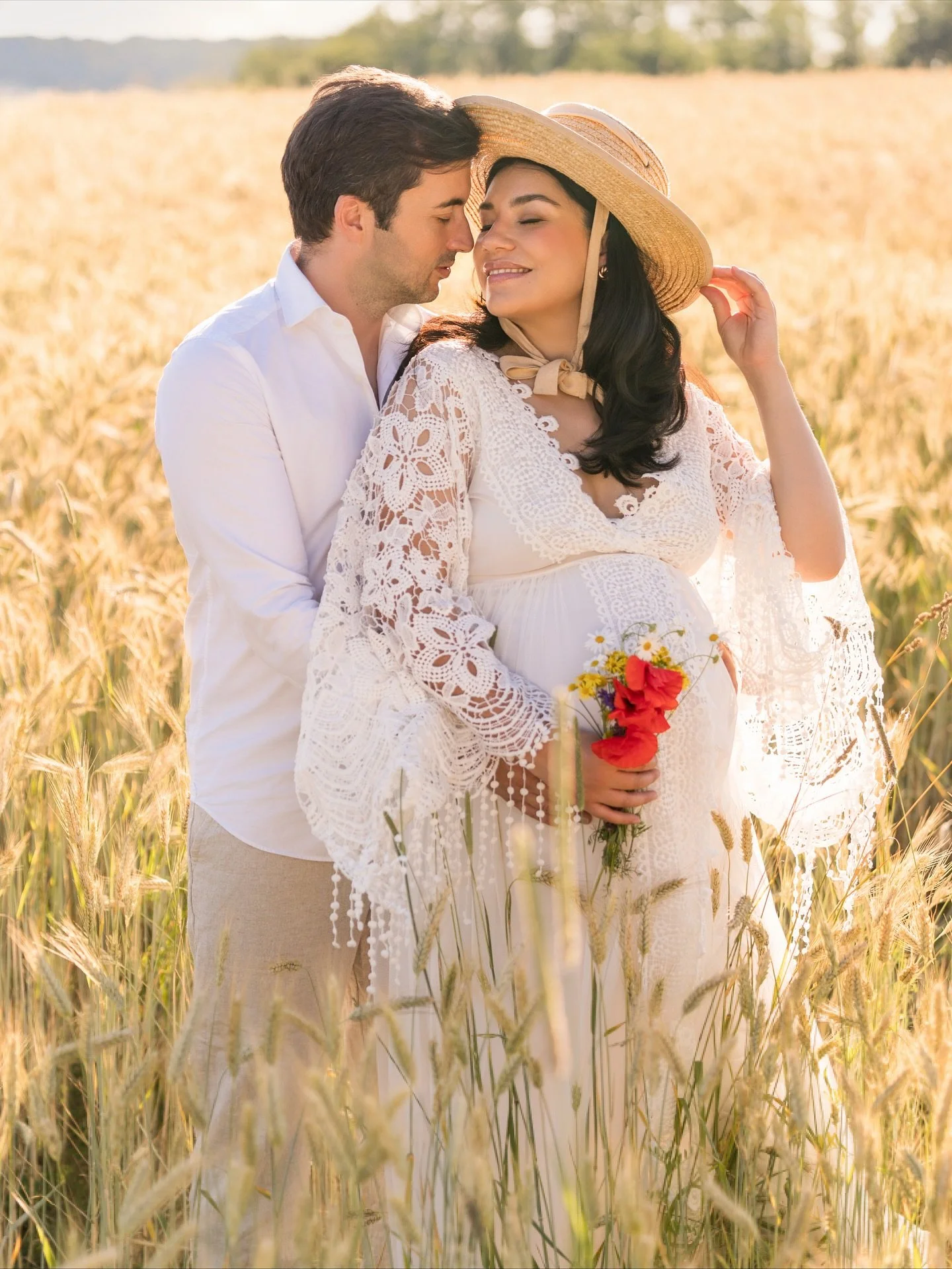 ✨ This past summer, I had the joy of capturing this magical outdoor maternity session.
Surrounded by nature, golden light, and a soft romantic atmosphere, every moment felt timeless.

Maternity photography is one of my favorite parts of this work, ce
