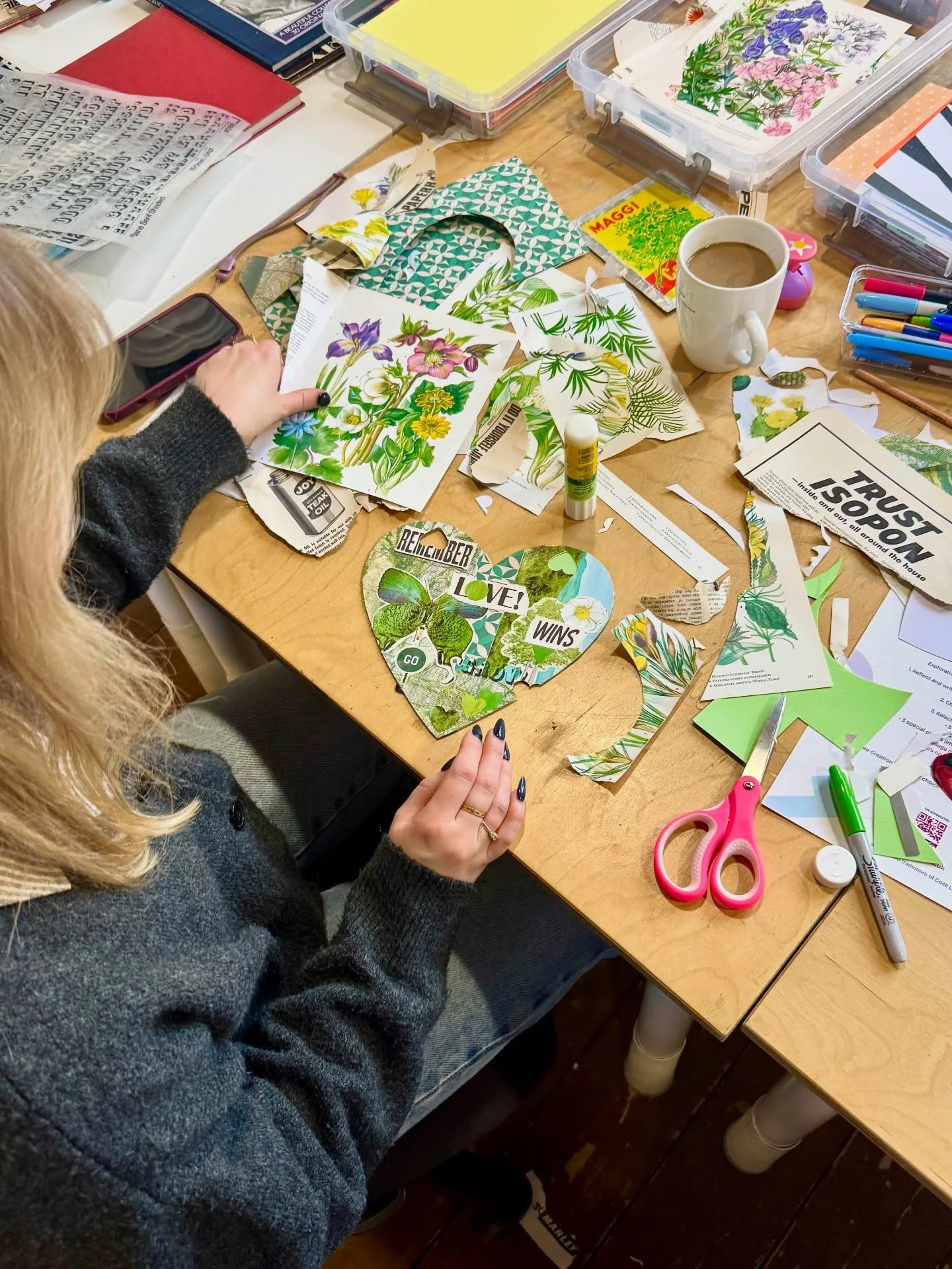 ✂️🌻 The best morning doing a special heart and collage workshop @toshspacebmo 

Watching everyone get captivated by collage was amazing. Thank you to everyone who came and made it so special 💗 
. 
.
.
.
.
.
.
.
.
#collage #collageclub #collageworks