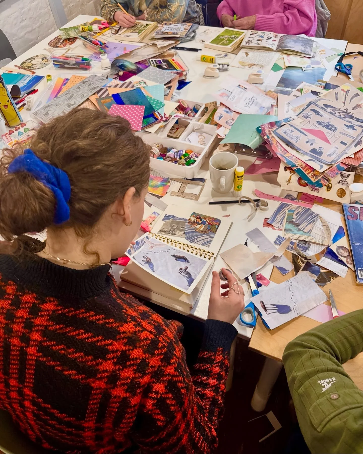 Thank you so much to everyone who joined us for our very first Coll&eacute; Collage Journal Club @toshspacebmo yesterday! 

It was such a wonderful afternoon, full of lovely surprises. It was so great to see regulars and new faces all get stuck in to