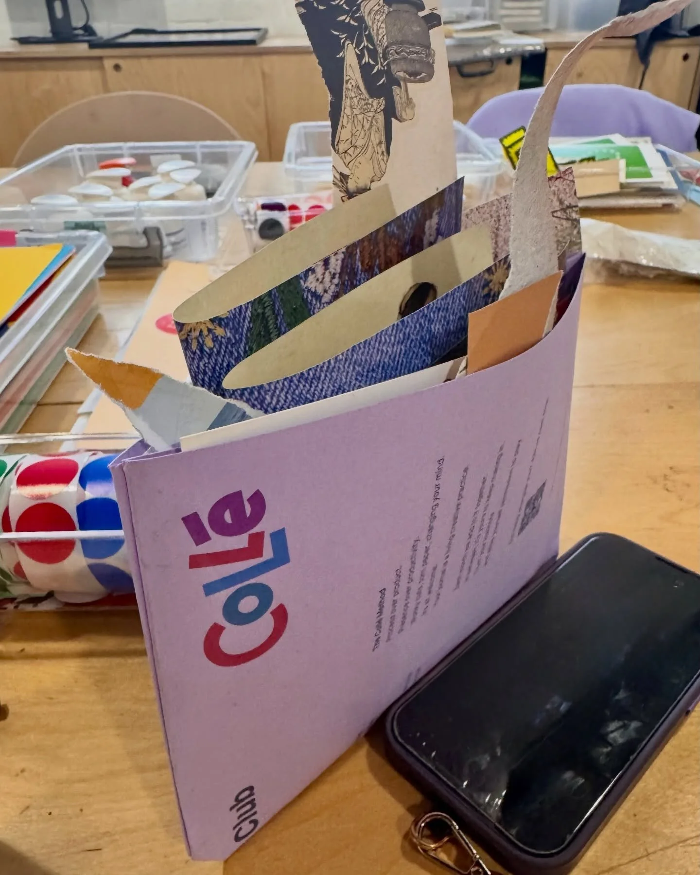 Amazing @marbellysbayne turned her handout sheet into an envelope to take her leftover scraps home in at Saturday&rsquo;s workshop @toshspacebmo ✨

So inspired by this lady in many ways. Celebrating all kinds of creative thinking at Coll&eacute; Coll