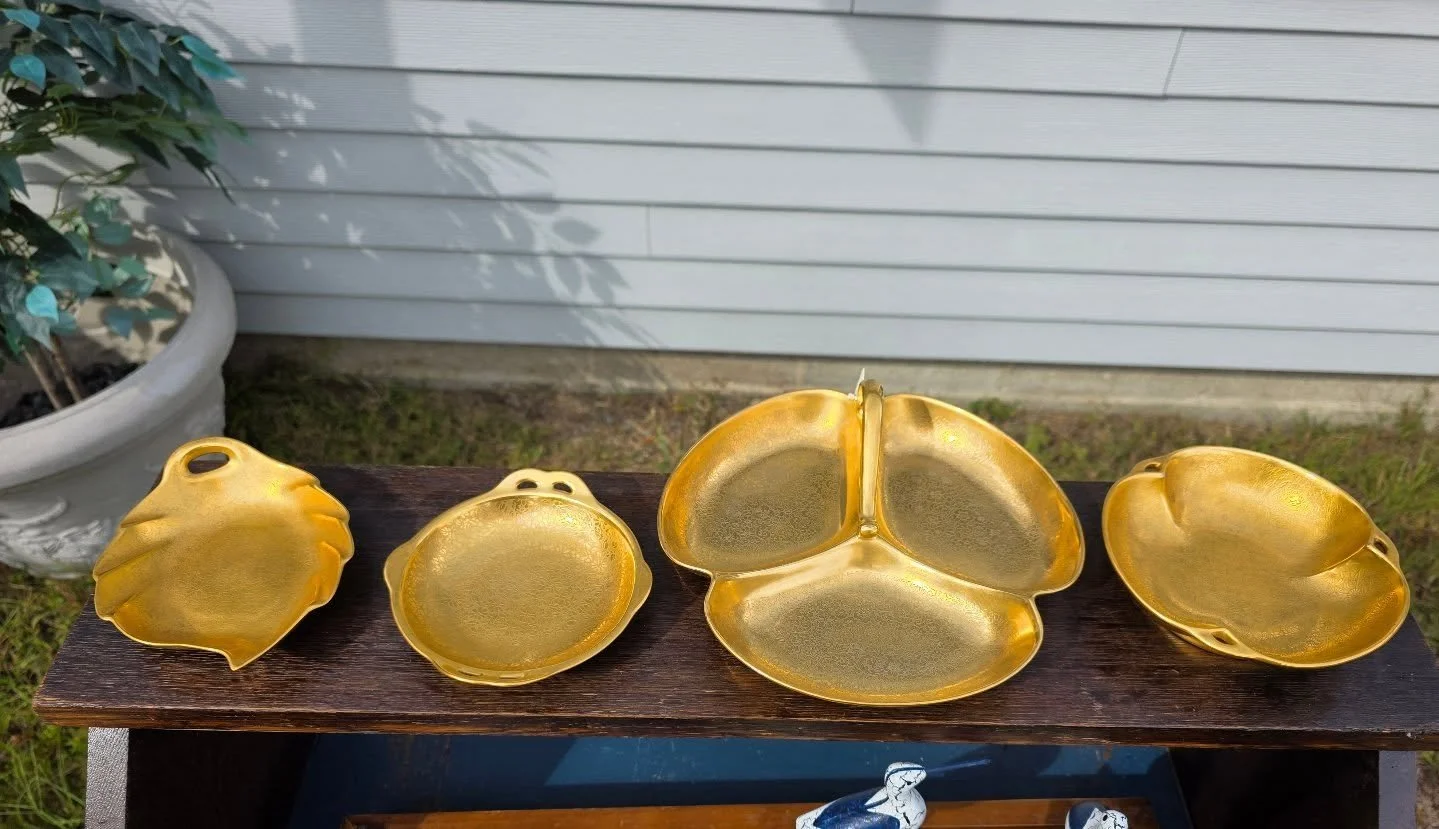 Pickard China USA, Circa 1940-50s serving set brings mid-century glamour to any table with its brilliant gold luster.. 🍽️

This set is perfect for entertaining or adding a touch of vintage sophistication to your home d&eacute;cor.

📍 Available now 