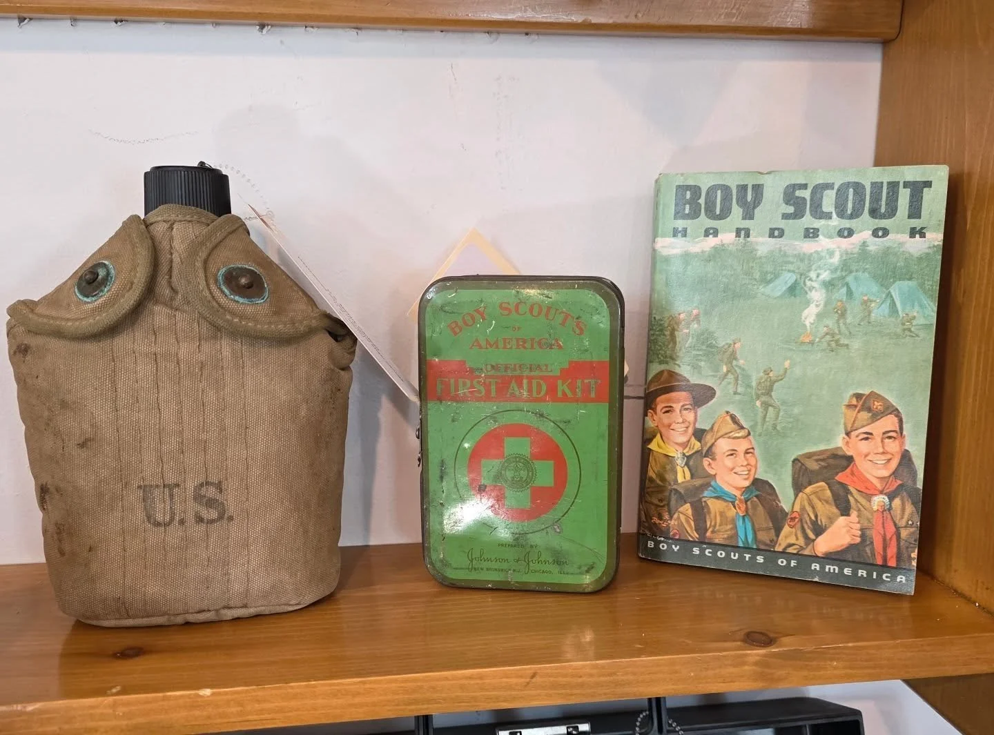 Scout&rsquo;s honor, this shelf is ready for a campout! 🏕️
&bull; Mid-century Boy Scout Handbook
&bull; Vintage Official BSA First Aid Kit tin by Johnson &amp; Johnson.
&bull; WWII era U.S. GI canteen with canvas cover for that canteen-do spirit

Pe