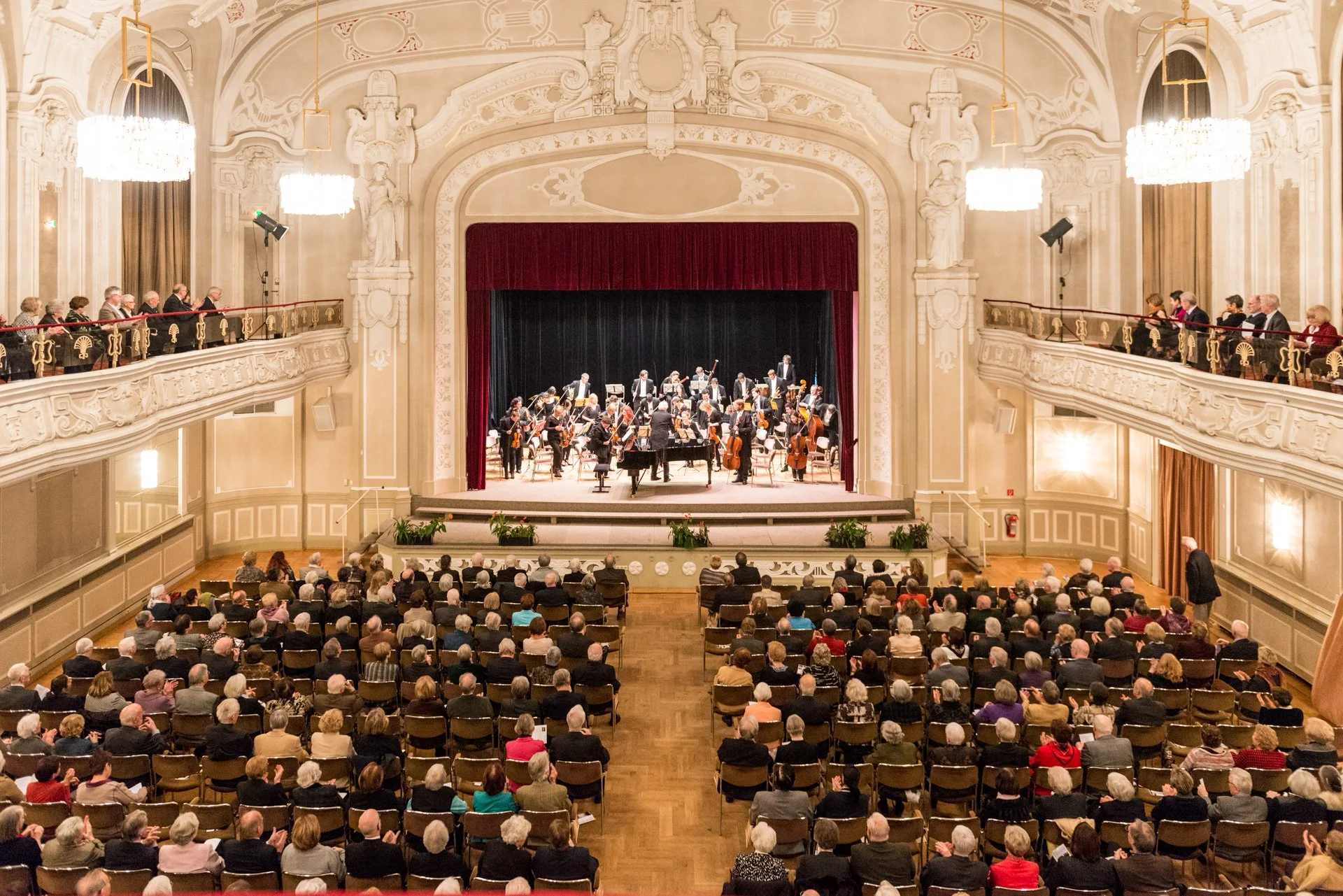 Viennese Classicism: An Italian Night Music - Florence by Lantern Light Steigenberger Kurhaus-Saal (soloist) 