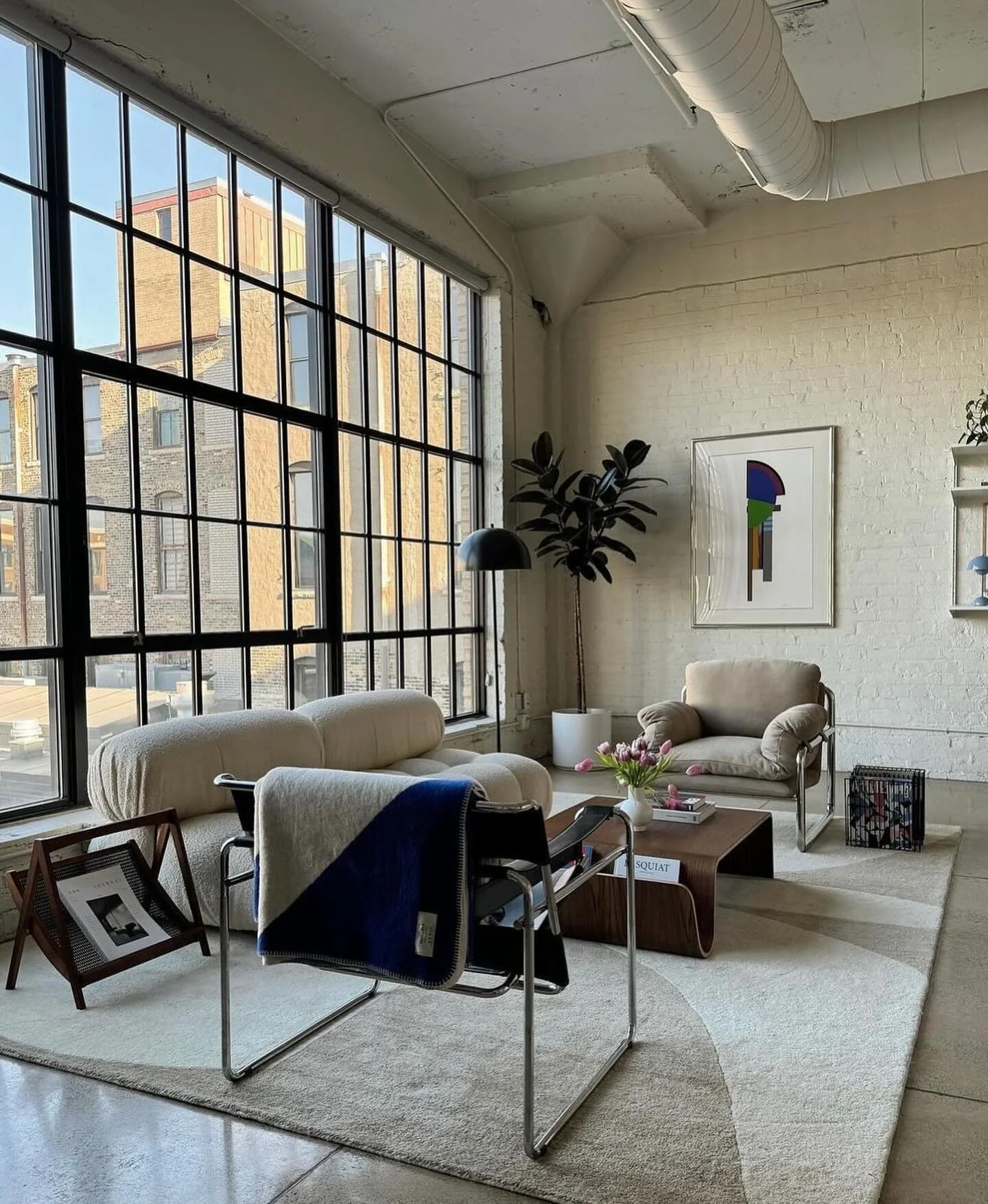 💡 Conseil D&eacute;co 💡 Transformez facilement un int&eacute;rieur &agrave; l&rsquo;esprit industriel en un espace chaleureux et accueillant ! Comment ? En jouant sur les contrastes et en ajoutant des touches de douceur.

1️⃣ Ajoutez des mati&egrav