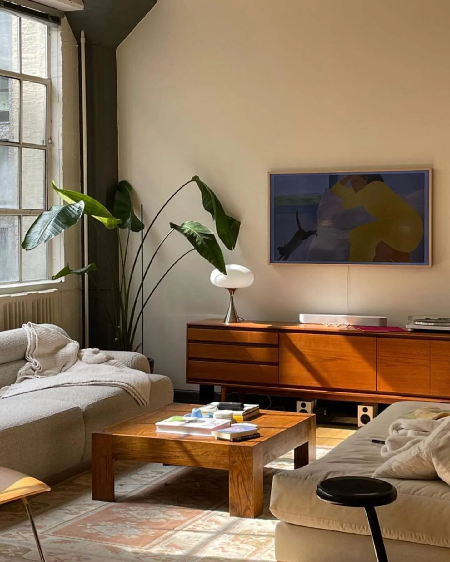 Allier modernit&eacute; et vintage, c&rsquo;est cr&eacute;er un espace qui raconte une histoire. Les meubles r&eacute;tro, les tapis persans et les touches du pass&eacute; apportent une chaleur inimitable et un d&eacute;cor unique, plein de caract&eg