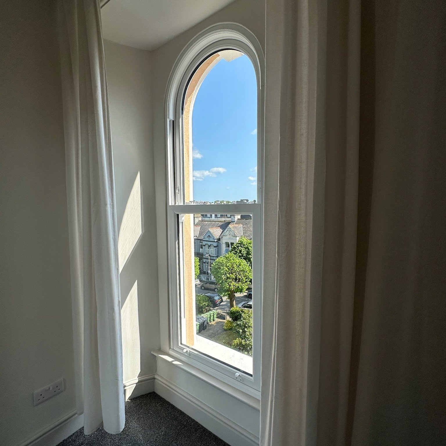 Rooms with a view.

 #HomeDecor #LuxuryLiving #UKRentals #LettingsAgent #PropertyManagement #HomeRentals #RealEstateUK #RentalProperty #lettingsagentuk #plymouthuk #interiordesigner #sharedliving