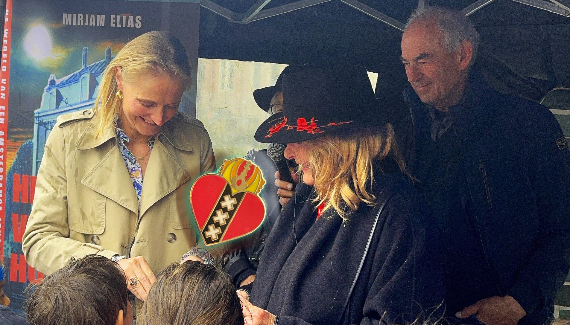Stadsdeelbestuurder Lotte Terwel reikt Mirjam Elias de heldenpenning uit van Amsterdam o.a. vanwege project KinderVerzet & Vriendschap Toen & Nu