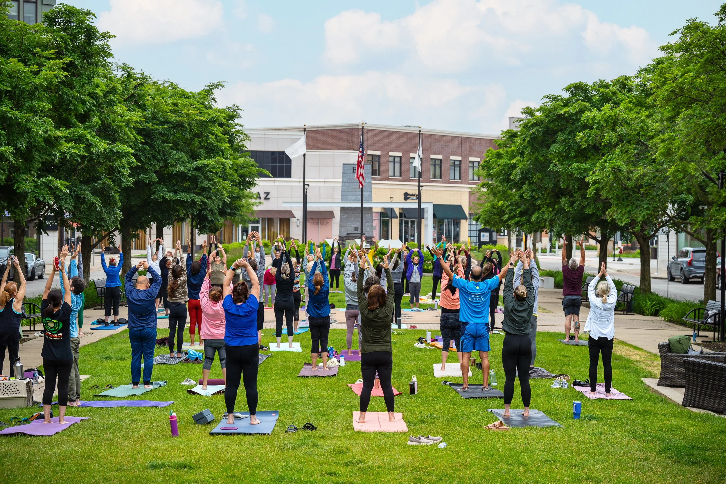 burr-ridge-center_yoga-on-the-greens-June-2025-03627.jpg