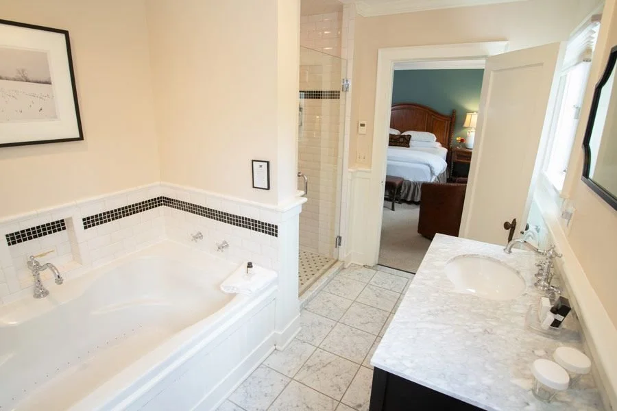 8bathroom.jpeg