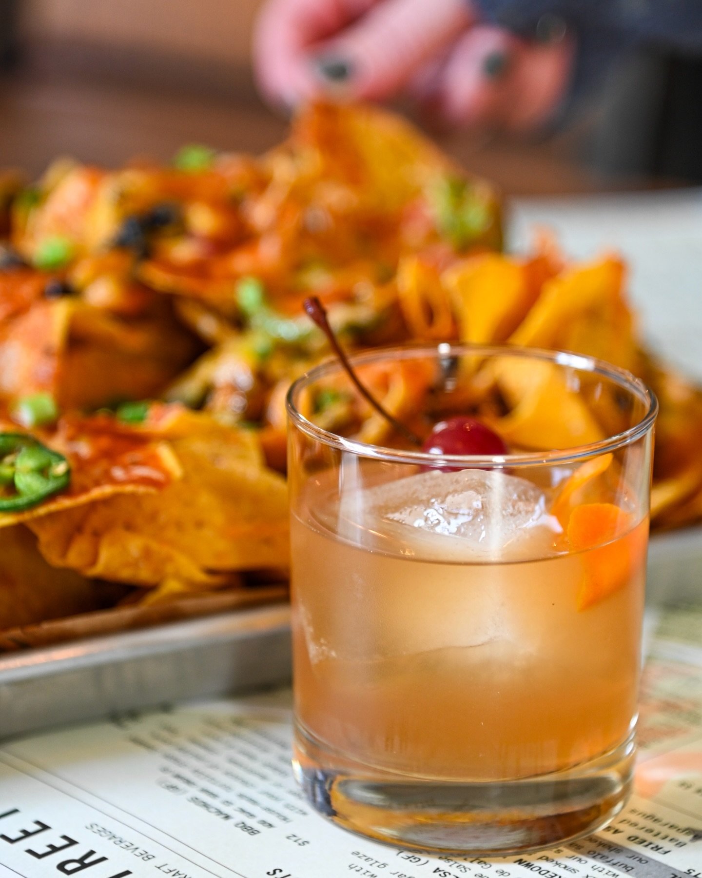 Join us for Friday Night Music with @dukedavismusic from 5-8pm tonight in the taproom 🎶 We&rsquo;ll be slinging cider, fresh cocktails and good eats.

Try our loaded BBQ Nachos paired with a BBQ Old Fashioned...so delicious! Cheers🧡

#shakedownstre