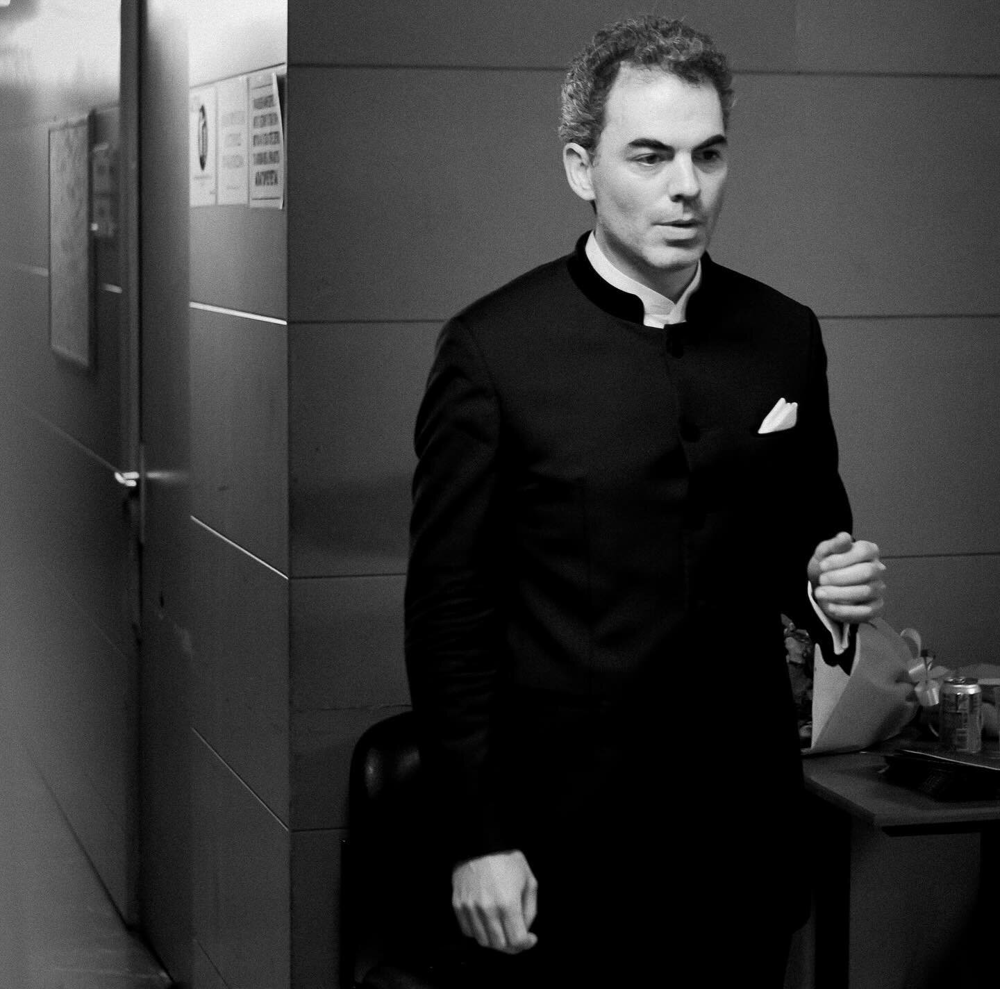 March 2018: a younger version of me is concentrating, moments before a concert with @tssoofficial

#conductorslife #backstage #blackandwhite #concentration