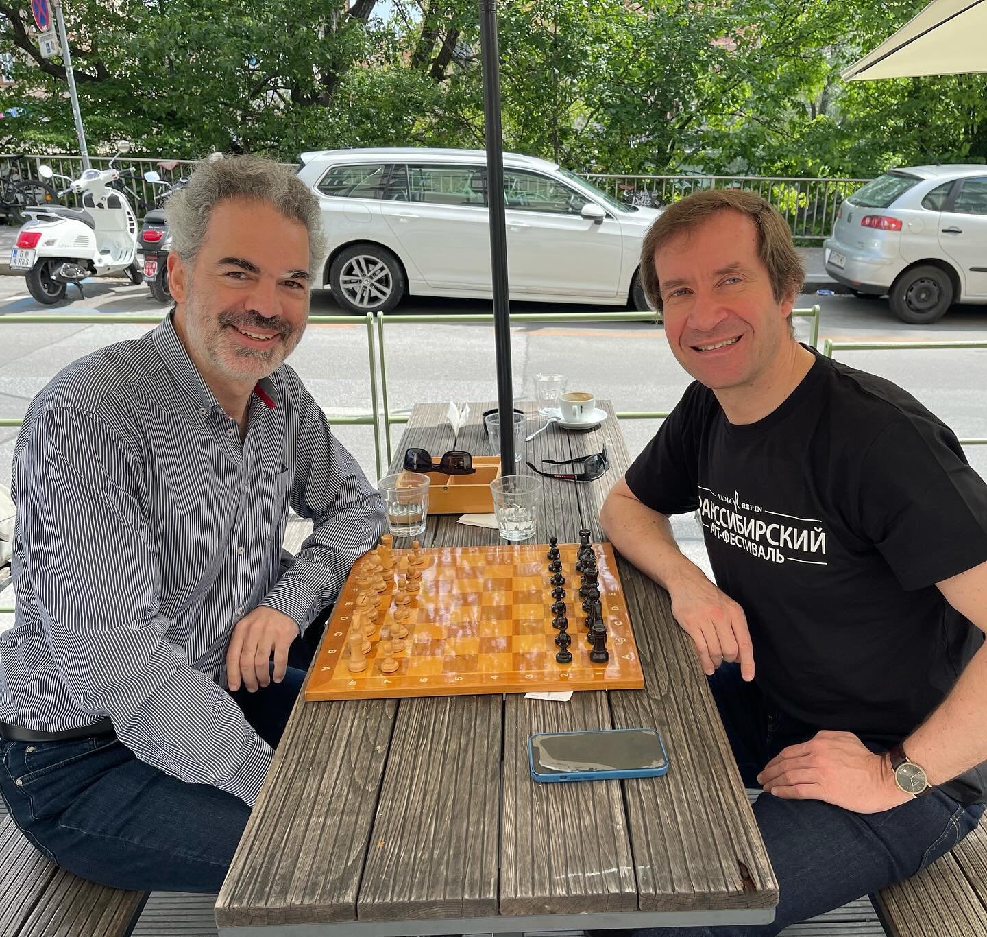 Coffee and a few games of chess with my friend and outstanding pianist Nikolai Lugansky ahead of his concerts with the Grazer Philharmoniker @musikvereingraz on 6 and 7 May. (A draw is the best result I can hope for, when playing against him!)

#ches