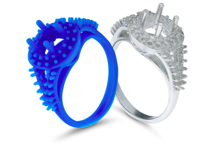 Deux bagues en silicone bleu et en métal argenté avec des textures en relief et des pics.