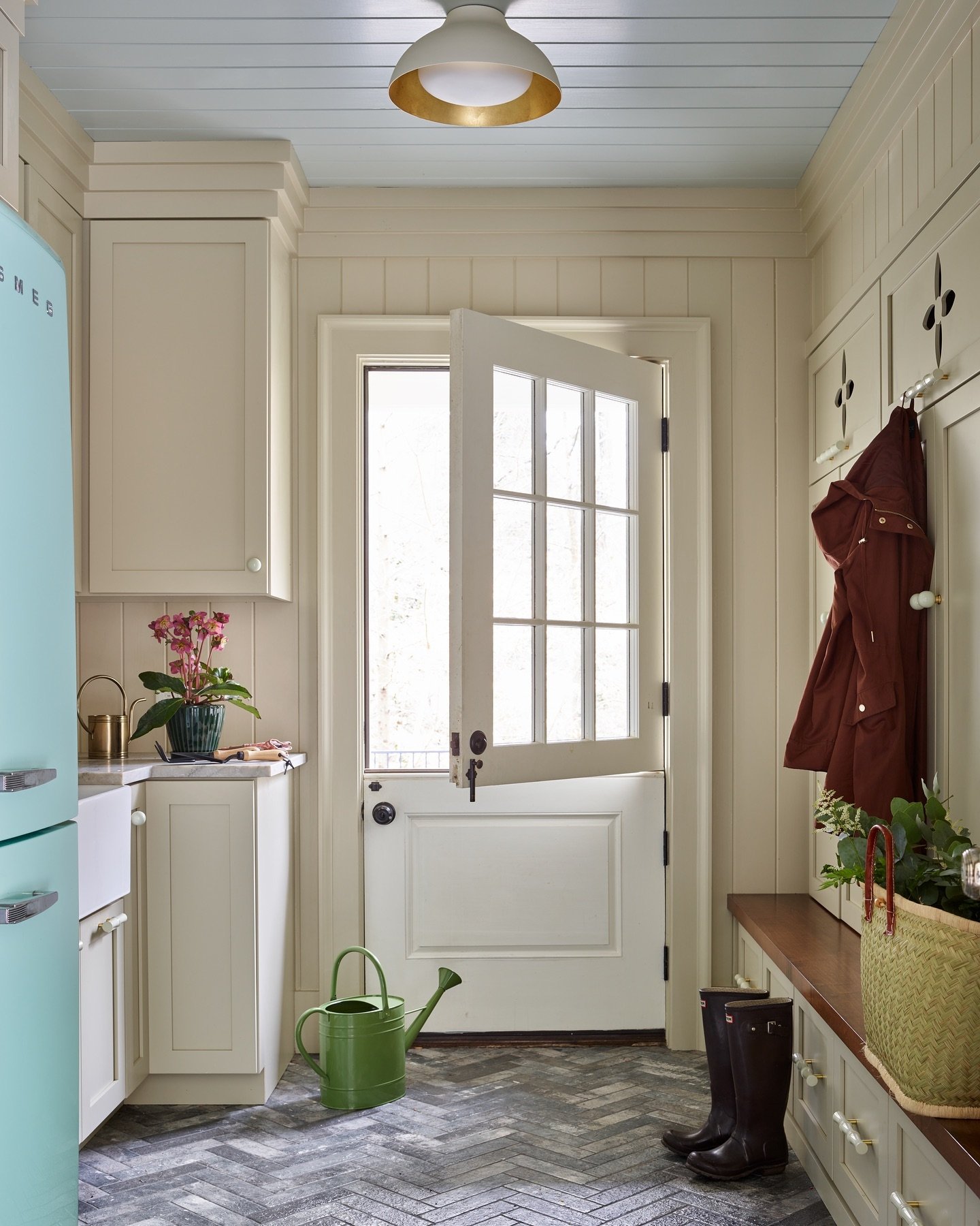 The perfect mudroom doesn't exi&mdash;oh, wait, it does! This springtime space designed by @bradfordlowryinteriors has every detail covered.

#bradfordlowrydesign #atlantadesigner #interiordesign #mudroom
