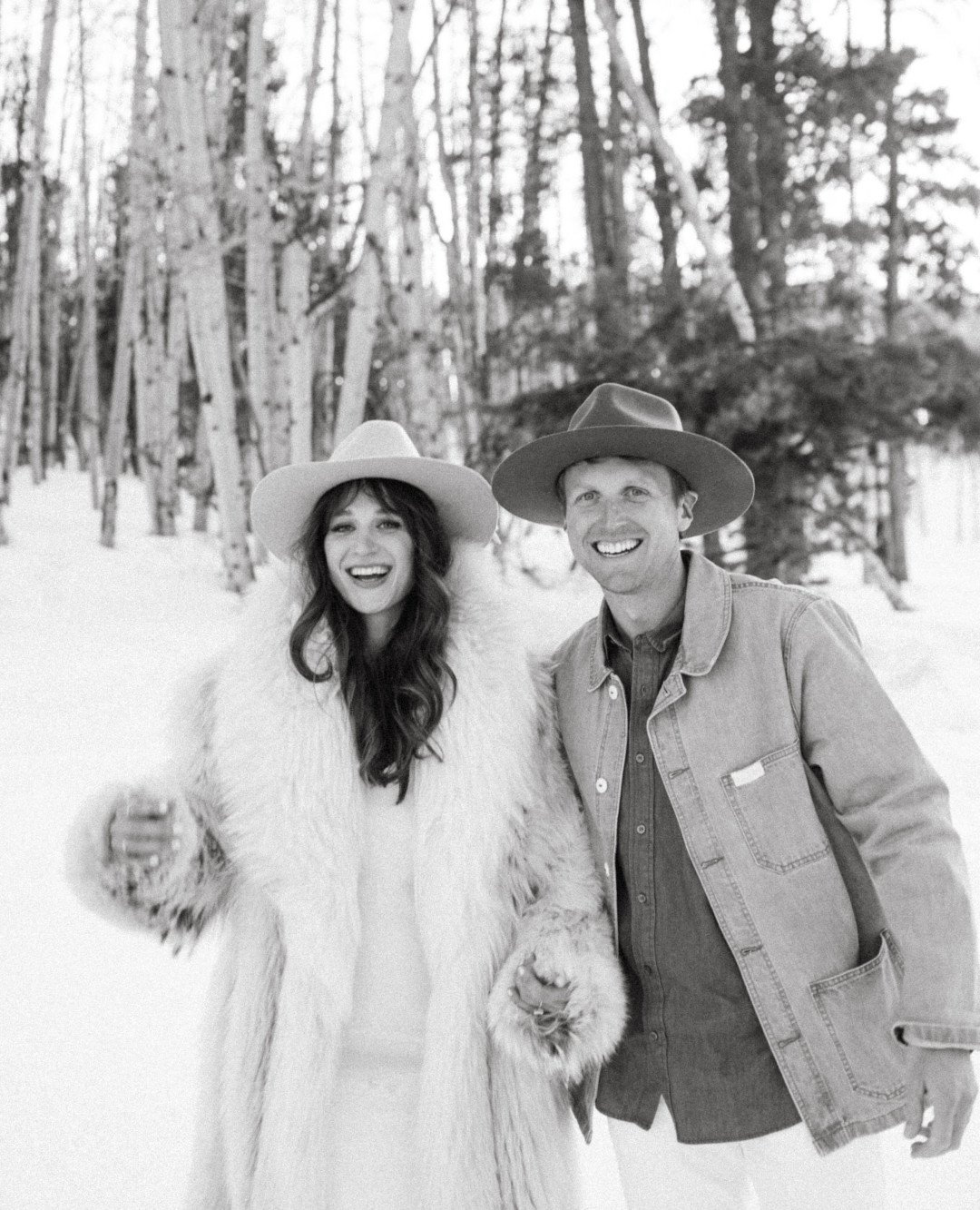 We may have packed up our winter coats, but this snow filled photoshoot deserved a spot on our grid. How chic is this @gobelladesign couple?