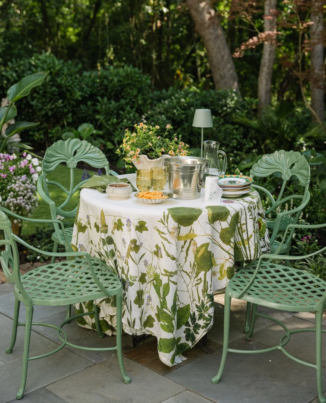 Backyard goals: this dreamy oasis outside of @allisonelebashinteriors&rsquo; home, which we recently had the delight of capturing. 🌿 Swipe for a closer look at the details.

#seedsocial #allisonelebashinteriors #outdoorentertaining #socialmediaagenc