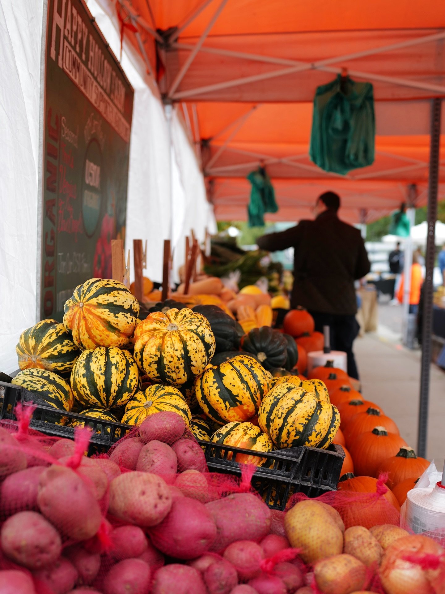Fall produce, friendly faces, and the perfect way to spend a Saturday in Downtown OP 🍁
⠀
The @opfarmersmarket is open every Saturday through November 22nd from 8AM-12PM in Downtown OP!
⠀
🗓 No market November 29th
🎁 Holiday Market: Saturday, Decemb