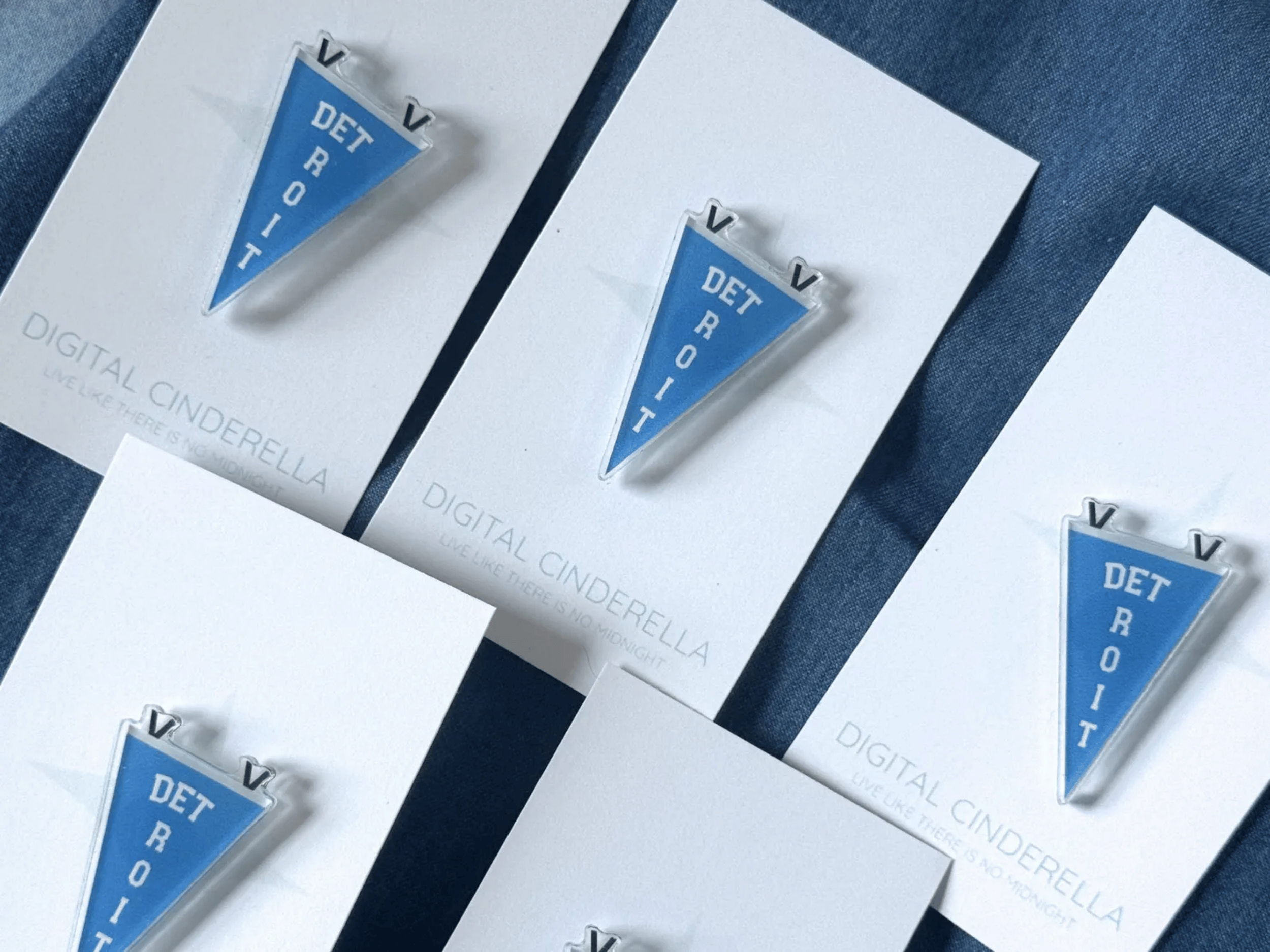 detroit-lions-pennant-flag-acrylic-pin.png