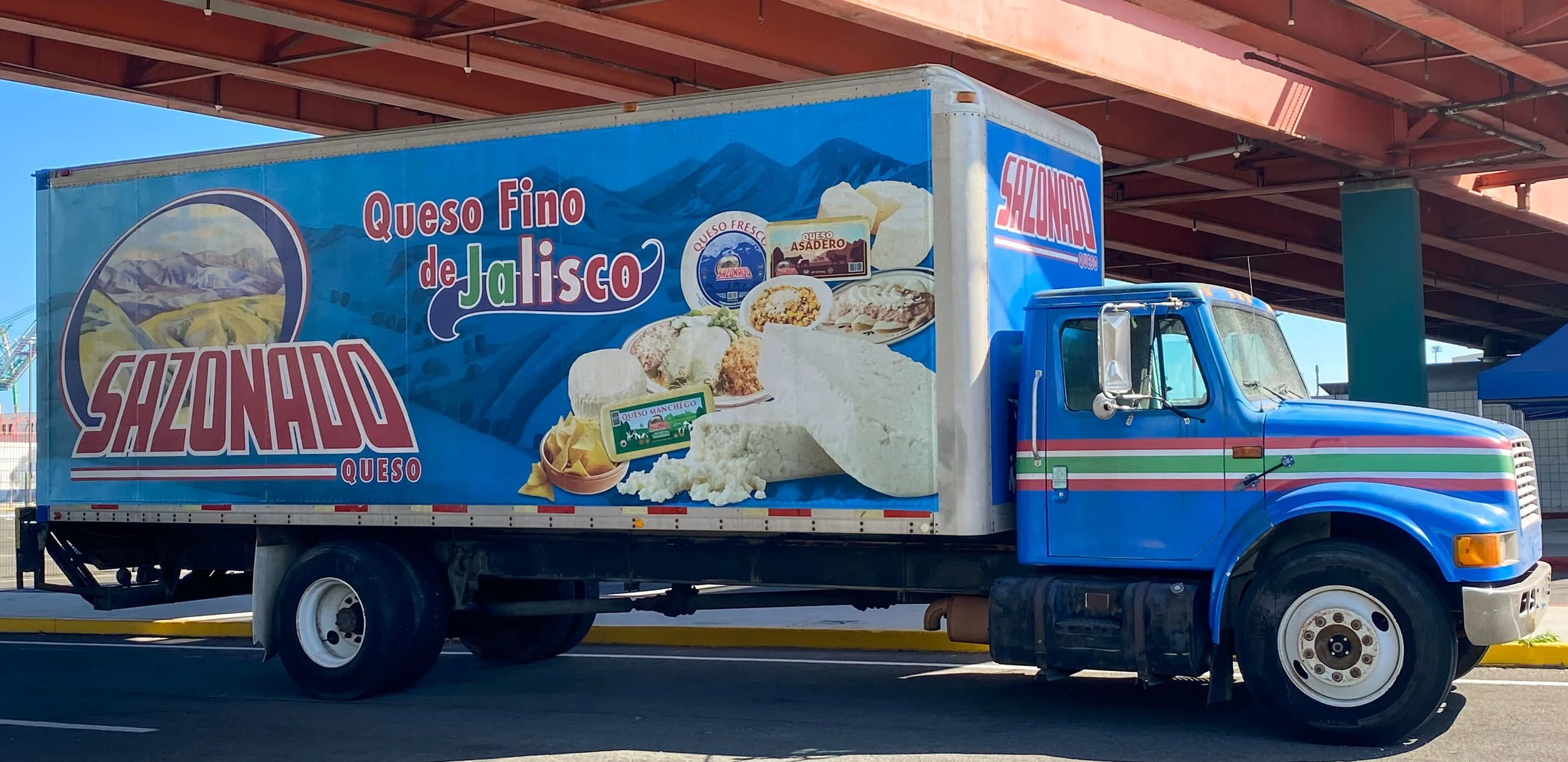 Mexican Cheese Delivery Truck / Layout / Grace and Frankie (Series) / © Netflix