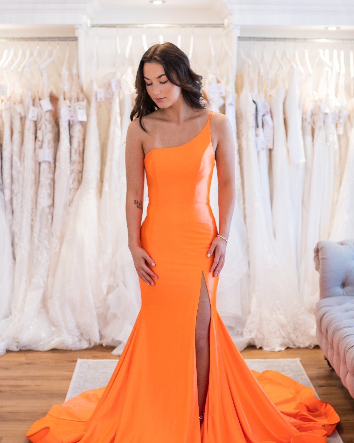 🧡 We still have gorgeous Prom dresses left!!! / Nous avons encore de tr&egrave;s belles robes de Bal de reste!!! 🧡
...
This stunning Alyce Paris dress is still available off-the-rack in a size 2 and on sale for 299$!!! / Cette superbe robe d'Alyce 