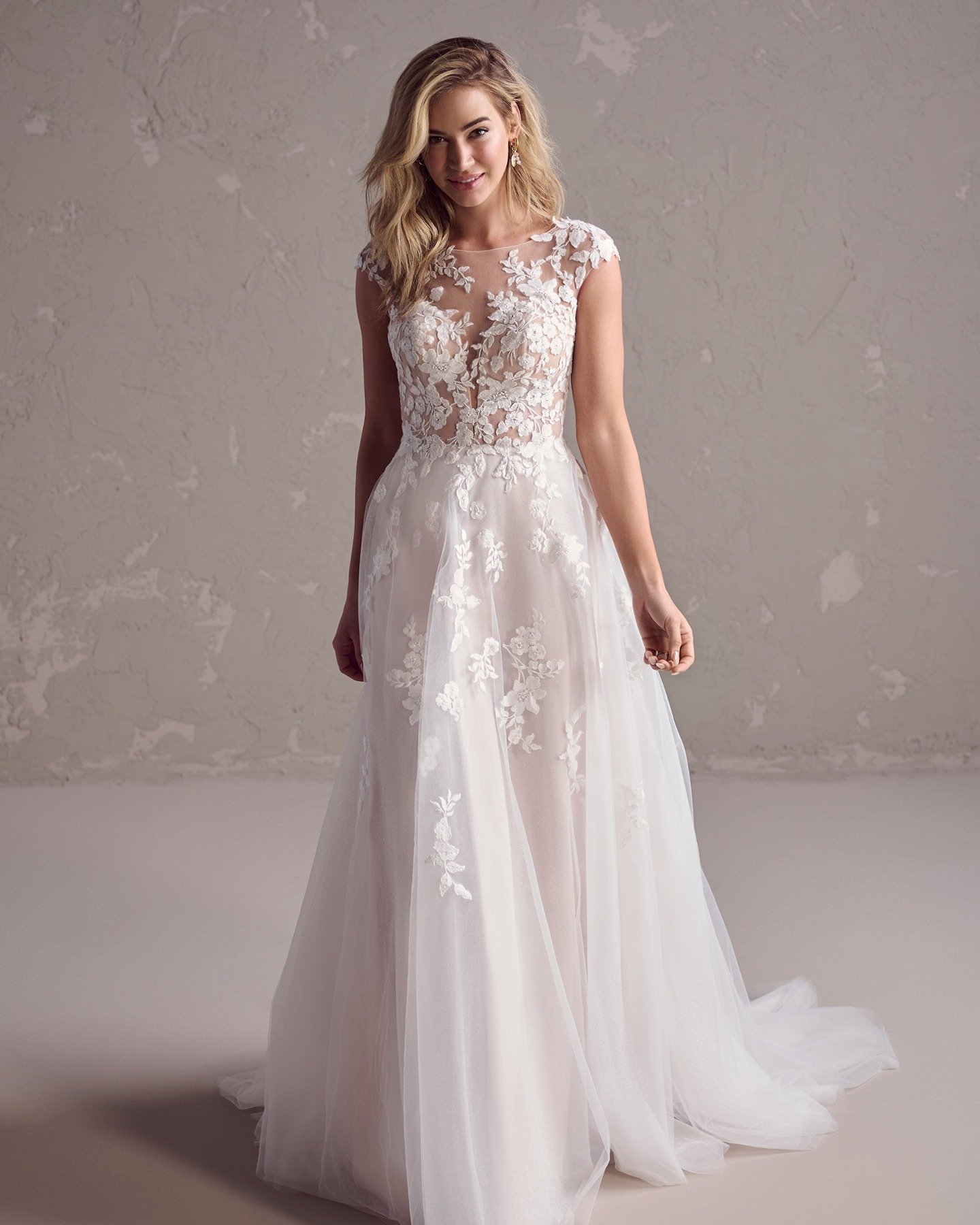 Just In / Nouveaut&eacute; Rebecca Ingram by Maggie Sottero!!! 🤍🤍🤍
...
Say Hello to Benicia by Rebecca Ingram!!! Effortless and ultra romantic, this floral lace wedding dress features short sleeves and an illusion back. The perfect dress for a Spr